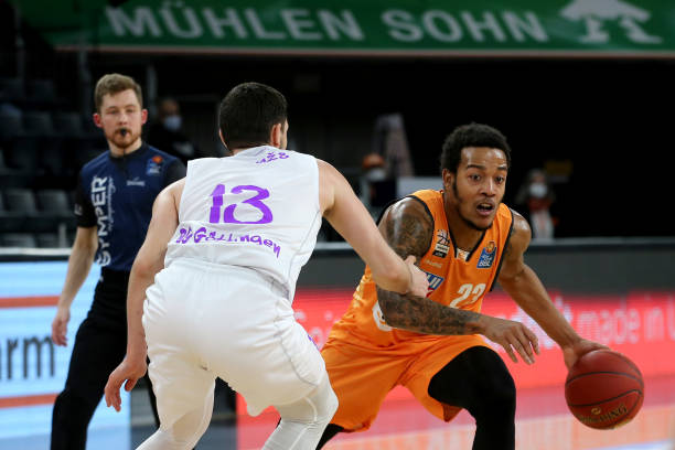 国足需继续 国足需继续